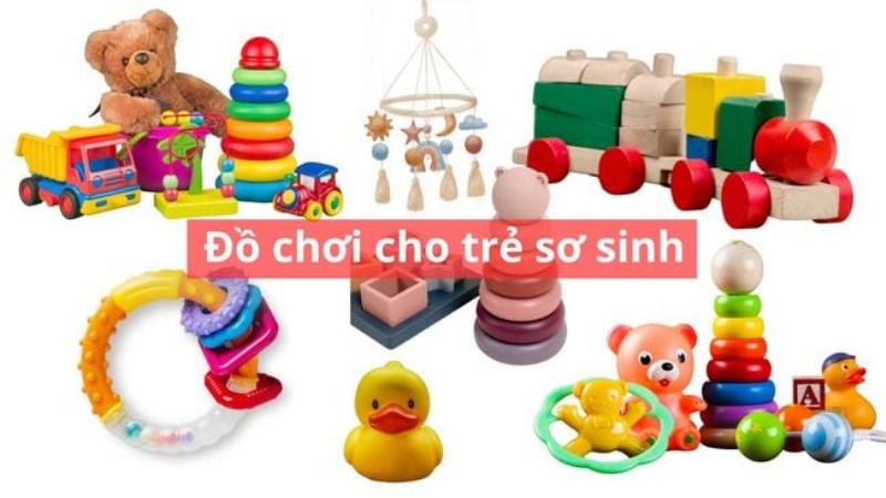 Một em bé đang ngồi trên sàn nhà, tay cầm một món đồ chơi và chỉ vào các món đồ chơi khác, đang trong quá trình đếm số lượng đồ chơi trong một khu vực nhất định. Minh họa hoạt động dạy bé về dân số thông qua đếm đồ vật.